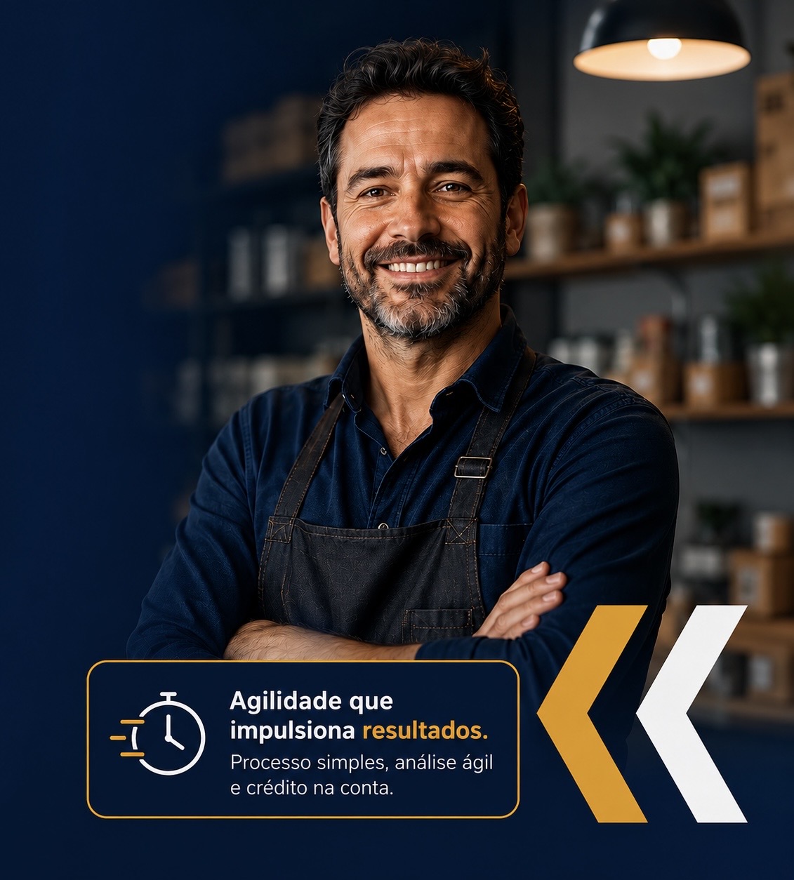 Empreendedor de avental sorrindo no balcão do seu negócio